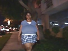 Огромна црна кучка добива fucked и јаде cumload
