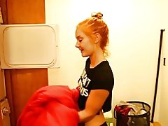 Тинејџерски чисти вашиот петел
