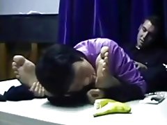 Кинески milf обожува машки нозе