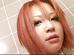 Тесни и busty црвенокосиот бебе, пичка милување во бањата